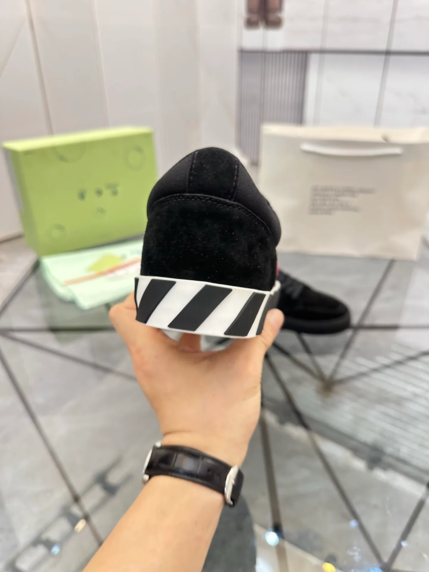 Selling men's shoes 💰: 💰P440¥ Product trademark: OFF WHITE * "OFF WHITE*" low-top casual shoes Regular size: 35-45 (can be customized to 46) Couple style Product materials: imported nubuck leather upper spliced ​​with original fabric, breathable lining, original outsole. No.: H203